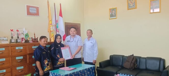 PMI Kabupaten Jayapura Serahkan SK Pembentukan PMR SMP Negeri 2 Sentani